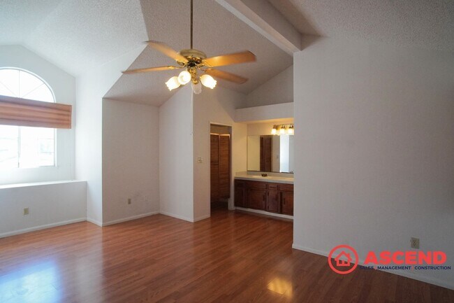 Building Photo - Splendid Home In East Bakersfield!