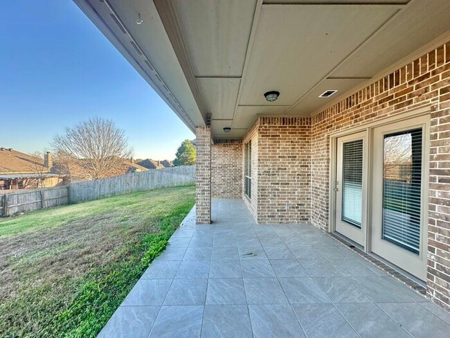 Building Photo - Tour Today! Stunning 3 Bed 2 Bath in South...