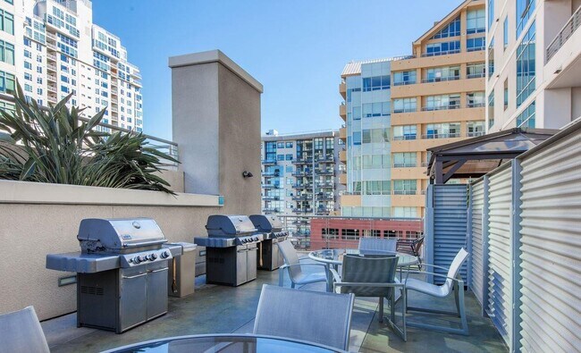 Building Photo - 425 W Beech St