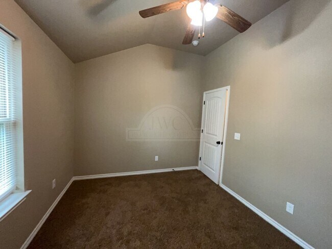 Building Photo - 203 Sladecek Dr