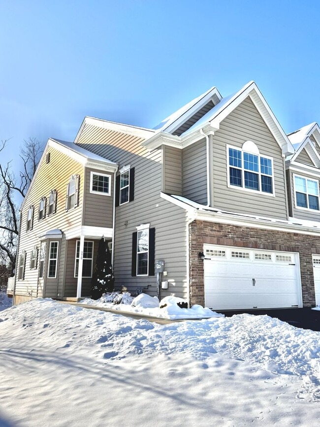 Building Photo - THREE BEDROOM TOWNHOME- PARKLAND SCHOOLS!