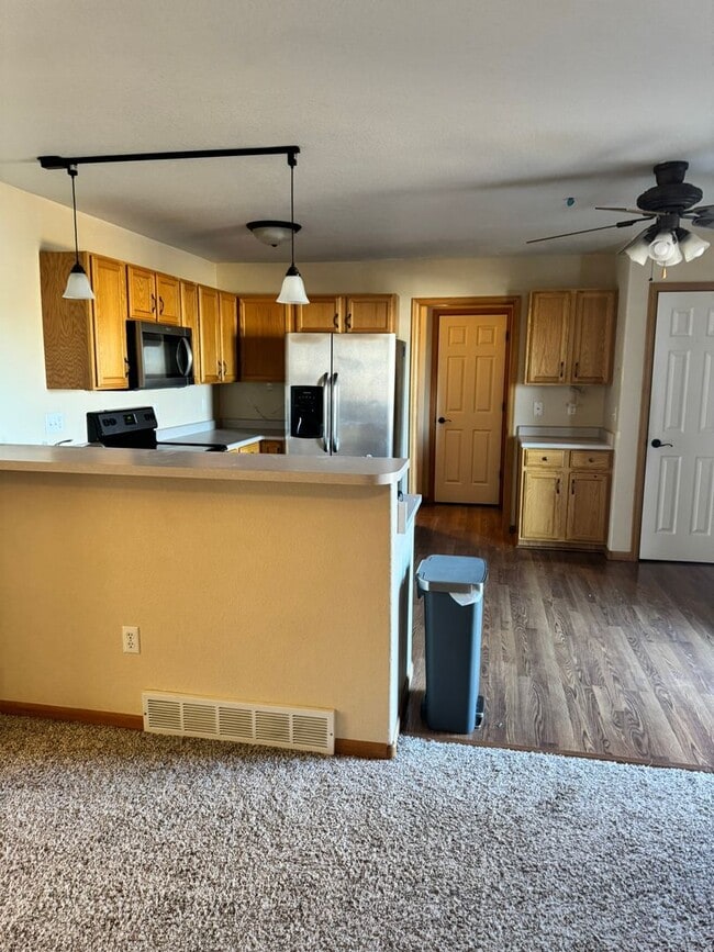 Building Photo - Charming 5 Bedroom