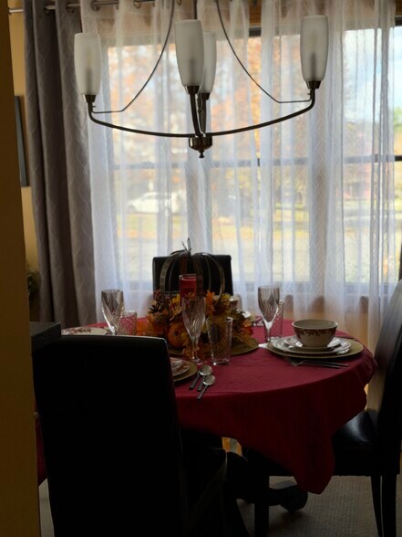 Dining table - 20 Magnolia Hl