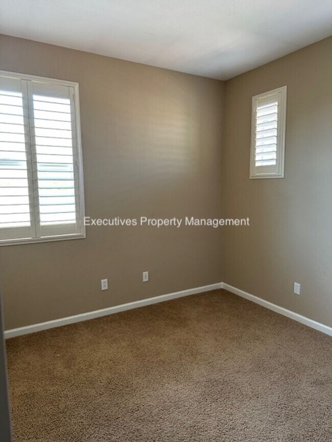 Building Photo - 518 Barclay Way