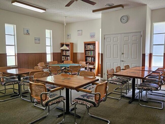 Building Photo - 700 Village Green Ct