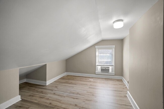Building Photo - 419 Oak St