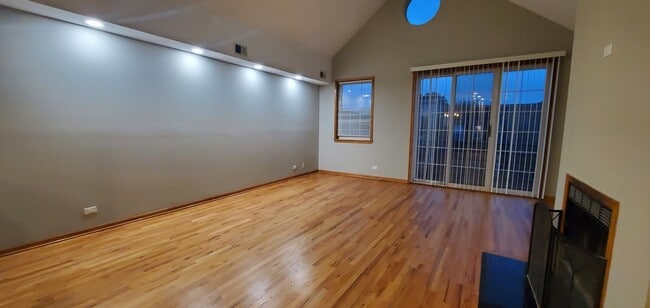 Building Photo - 2554 W Walton St