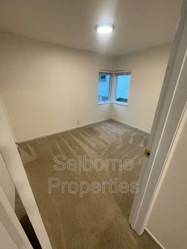 Building Photo - 624 Valle Vista Ave