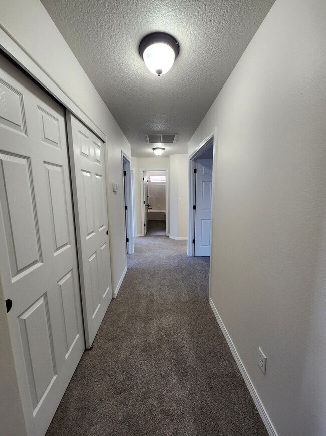 Building Photo - $700 Move-in Special! Beautiful South Richland 3 bed, 2.5 ba + Bonus Room