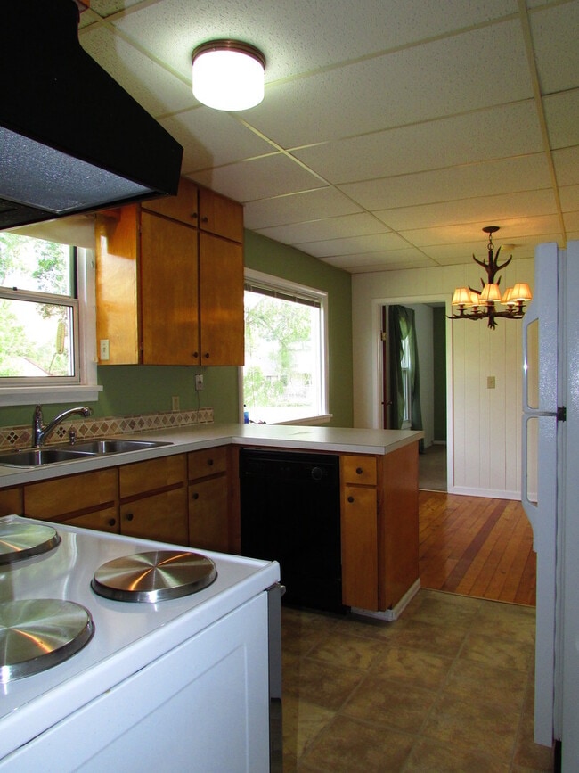 Building Photo - Beautiful Home with a Garage and Partially Fenced Yard