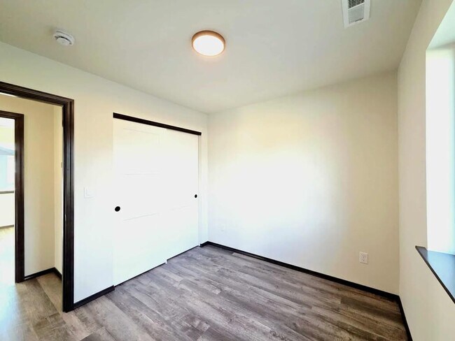 Building Photo - 1214 N Baker Ave