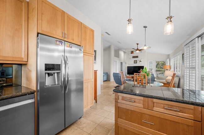 Building Photo - Furnished Home Close to Town