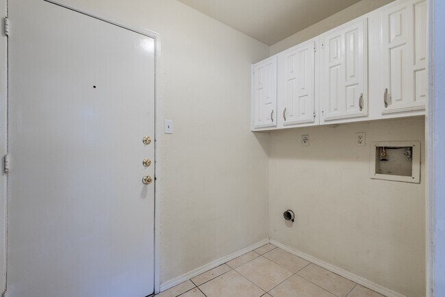Building Photo - 5139 Sprey Dr