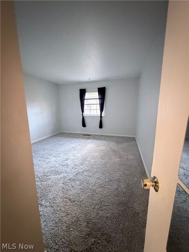 Building Photo - 6910 Carriage Hill Dr