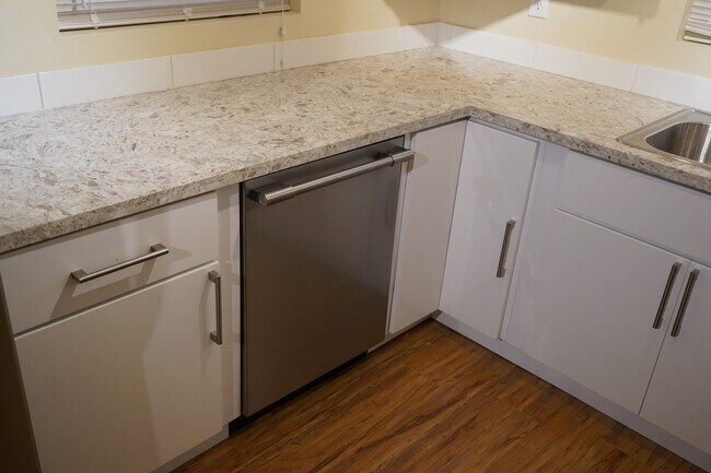 Building Photo - Spacious 3 bedroom, 1 bathroom renovated home
