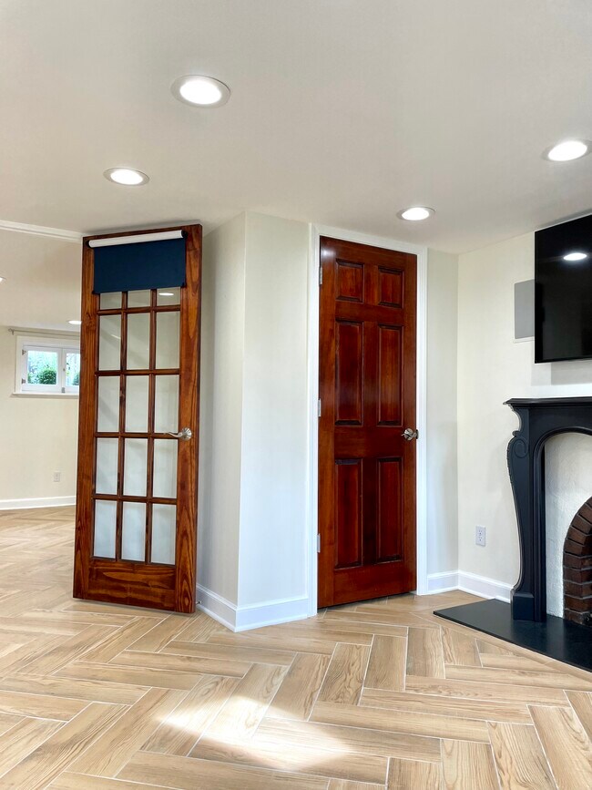 Building Photo - 1555 E Browning Ave