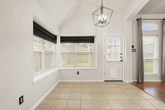 Building Photo - 18303 Heathridge Ln