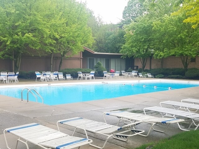 Building Photo - 5820 Oakwood Dr