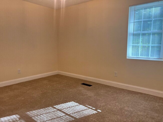 Building Photo - 110 Miller St