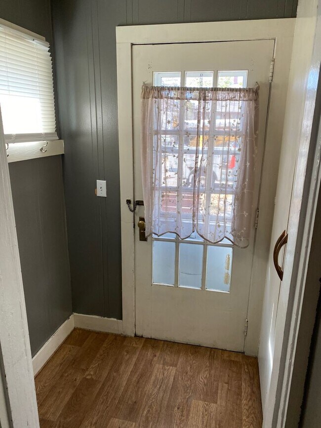 Building Photo - 606 N Prairie Ave