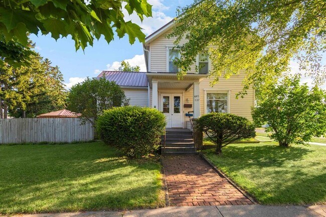 Building Photo - 637 Main St