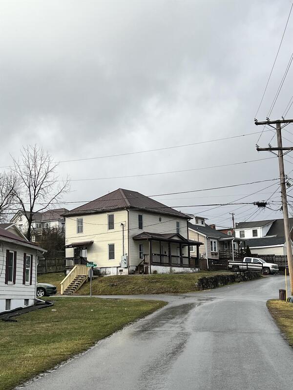 Building Photo - 206 S 4th St