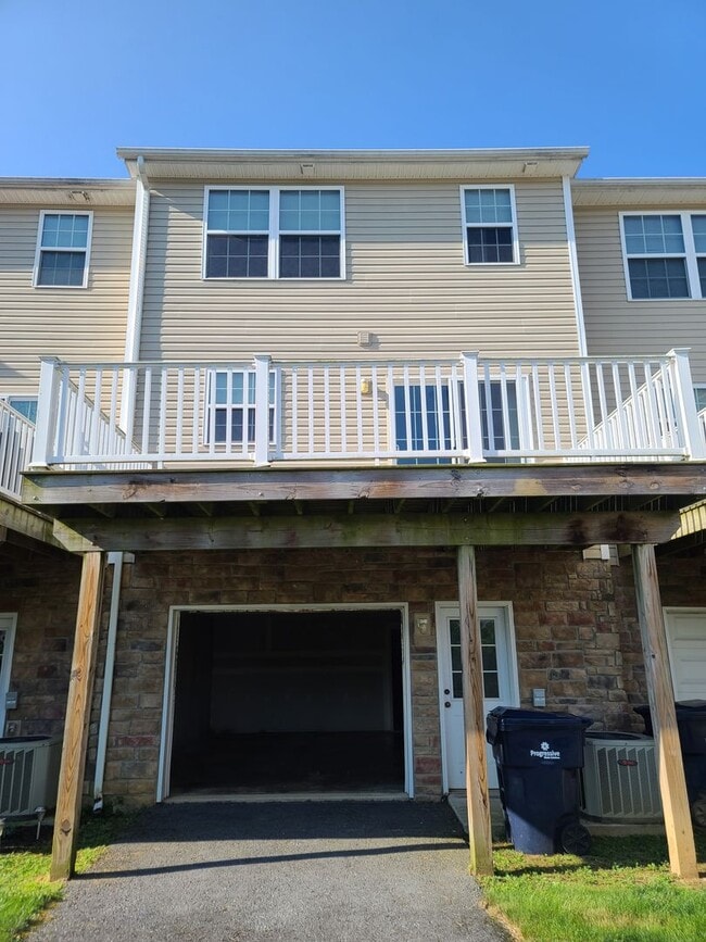 Building Photo - 3 Bedroom 2 1/2 bath Townhome for Rent in Waynesboro