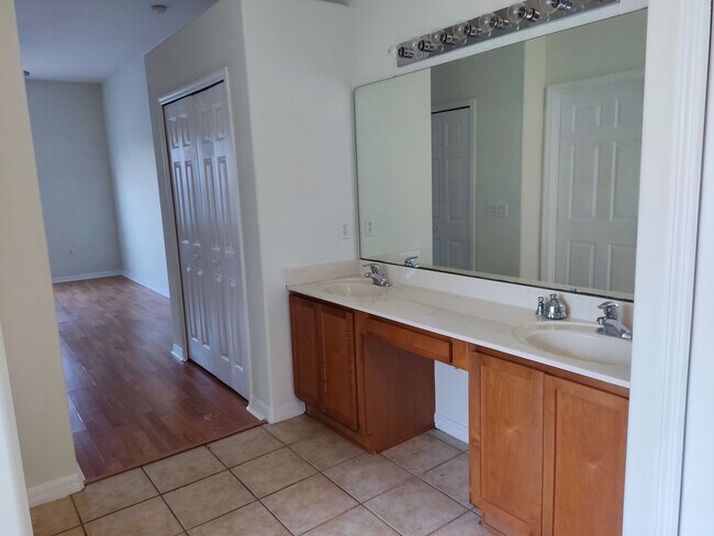 Building Photo - 4/2/2, Beautiful and Spacious!