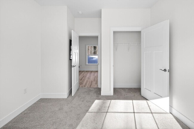 Building Photo - Hemlock Manor