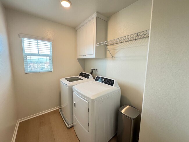 Building Photo - Beautiful 5Bd/3.5Ba Home in Cul-de-Sac in Riverside w/new Turf Back Yard and New Carpet!