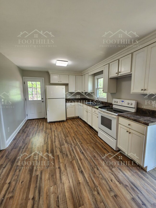 Building Photo - Charming 3-Bed Brick Rental Near Schools &...