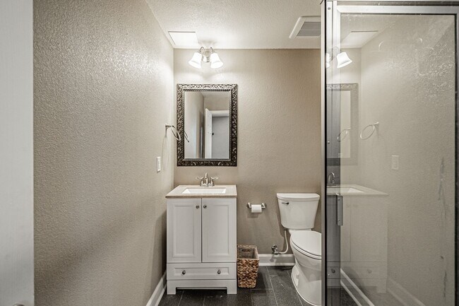 Building Photo - Spacious 5BD, 4BA Castle Rock Home with Fi...