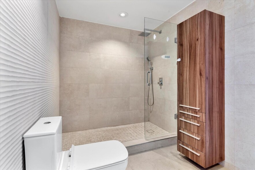 Building Photo - 601 NE 36th St