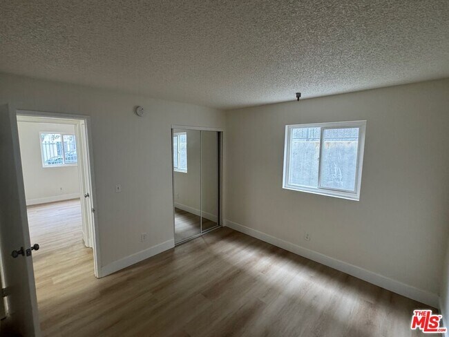 Building Photo - 428 S Grand View St