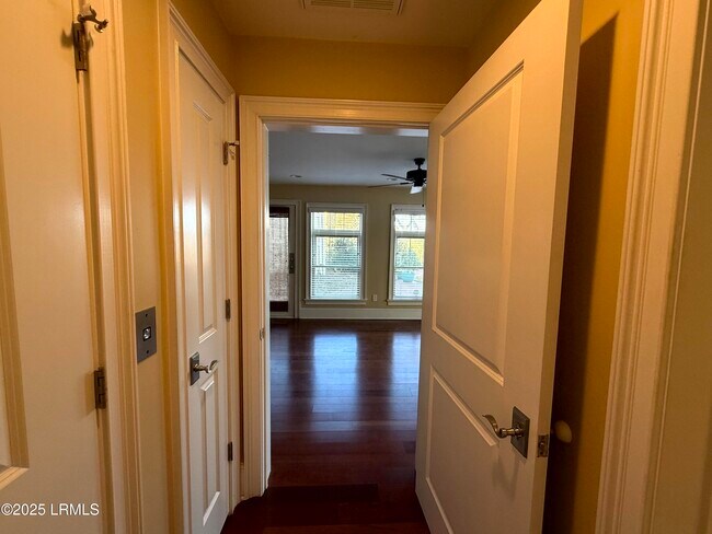 Building Photo - 54 Battery Crk Clb Dr