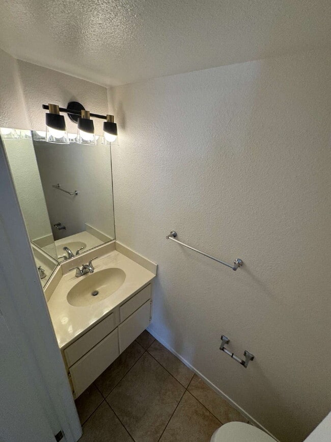 Building Photo - 3 Bed, 2 1/2 Bath Henderson