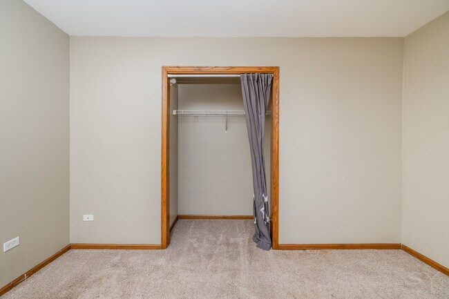 Building Photo - 807 S Claremont Ave