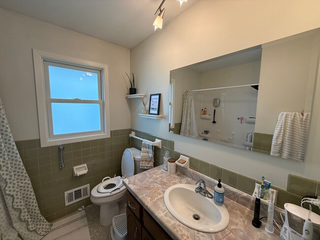 Building Photo - Beautifully Updated 4 Bed 2 Bath St.Paul S...