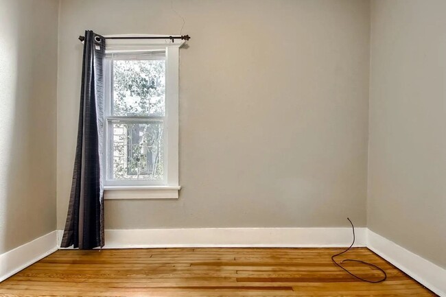 Building Photo - Charming 3-Bedroom Bungalow with Oversized...