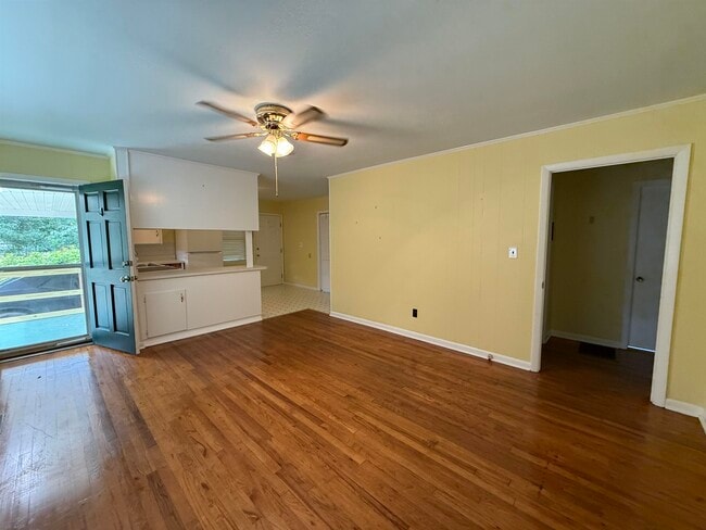 Building Photo - 8 Cottonwood Ave