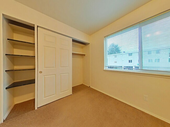 Building Photo - 1 Bedroom Apartment ~ Close to Campus ~ Ca...