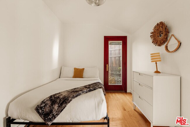 Building Photo - 2002 N Las Palmas Ave