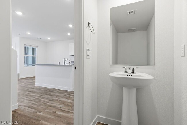 Building Photo - 482 Golden Myna Ave