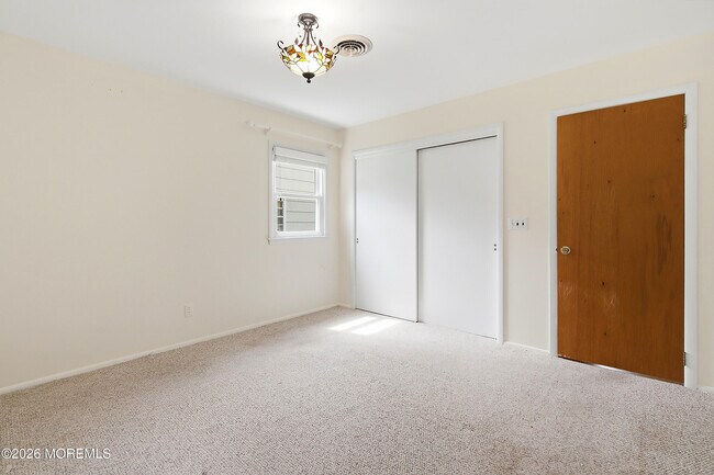 Building Photo - 943 Edgebrook Dr N