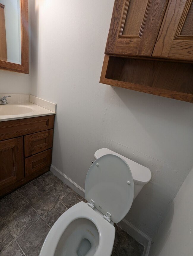 Building Photo - Cozy Studio Apartment in the Heart of Shorewood Hills