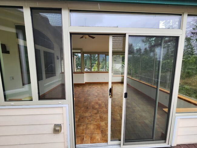 Building Photo - 3 bed 2.5 bath home on Bell Hill with grea...