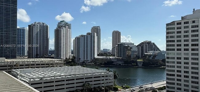 Building Photo - 950 Brickell Bay Dr