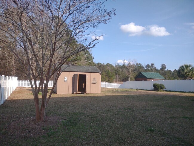 Building Photo - Beautiful and Charming! You Want it and Th...