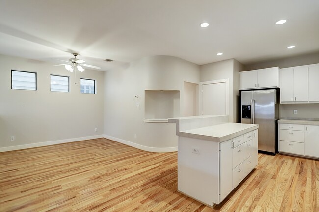 Building Photo - 425 W 26th St
