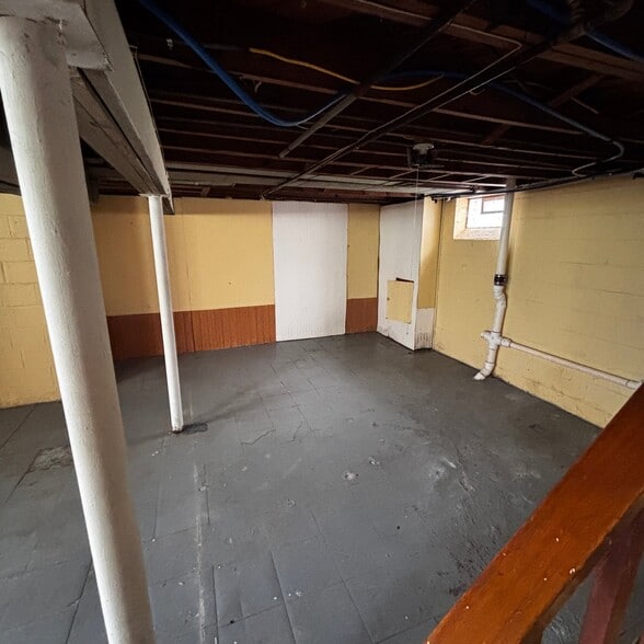 Building Photo - 14823 Kilbourne Ave